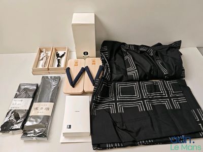 une photo d'une table sur laquelle se trouvent un sac, un couteau et d'autres objets