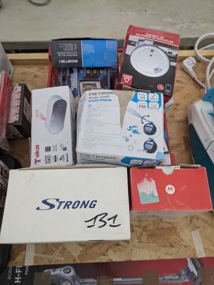 beaucoup d'appareils électroniques posés sur une table, avec une pancarte indiquant « Attention : courant fort »
