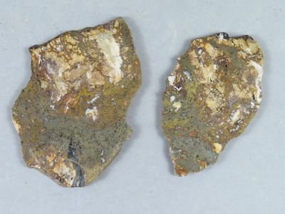 deux morceaux de roche posés sur une table