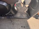 un scooter garé sur le bord de la rue