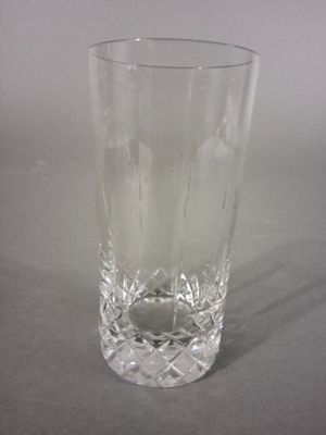 un verre contenant un liquide, posé sur une table