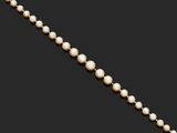 un bracelet en perles de culture et diamants