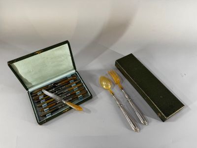 une boîte contenant un couteau, une fourchette et des cuillères