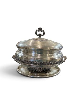un plat en argent muni d'un couvercle et orné d'un nœud papillon