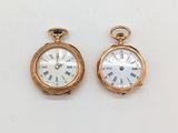 deux montres de poche en or avec chiffres romains et chiffres romains