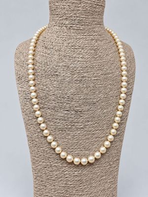 un collier de perles blanches sur un mannequin