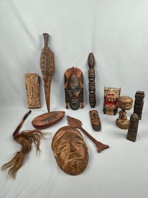 13 objets ethniques d'Afrique : masques, totem, chasse-mouch…