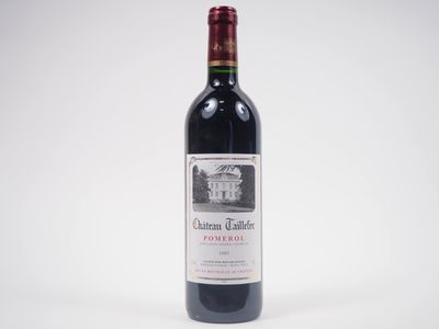 gros plan d'une bouteille de vin rouge sur fond blanc