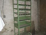 une étagère verte dans un coin de la pièce