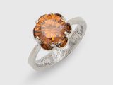 un gros plan d'une bague sertie d'un diamant brun