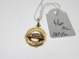 Gros plan sur un collier portant une étiquette