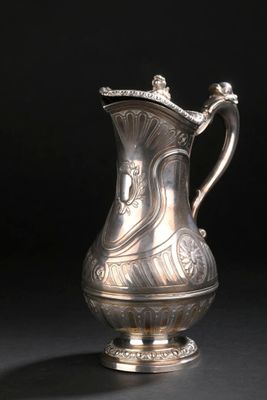 un pichet ancien en argent sur fond noir, avec un fond noir