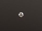 un seul diamant sur une surface noire