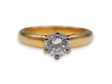 gros plan d'une bague en diamant sur fond blanc
