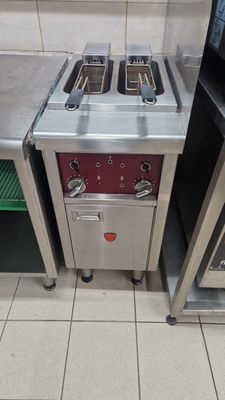 Meuble friteuse électrique (triphasée) à 2 bacs (largeur : 42.5 cm). - Photo 1