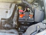 une voiture qui contient tout un tas de batteries