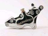 un gros plan sur une paire de pédales de vélo noires et argentées sur fond blanc