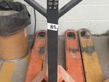 une photo d'un chariot élévateur posé sur des palettes dans un garage
