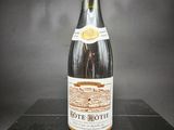 une bouteille de vin posée sur une table