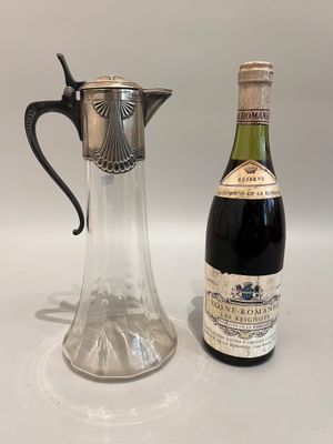 une bouteille de vin à côté d'un pichet en verre et d'une bouteille de vin