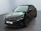 l'avant d'une Opel noire garée dans une grande pièce