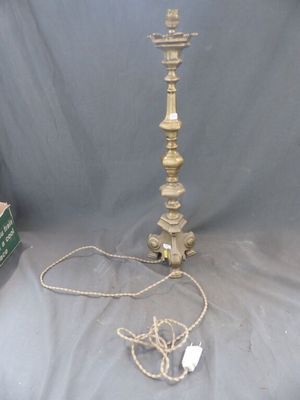 une lampe posée sur une table à côté d'un livre