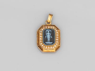 un cadenas en or orné d'une image représentant un homme et une femme
