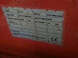 une étiquette apposée sur le côté d'une machine rouge