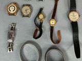 un grand nombre de montres posées sur une table