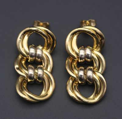une paire de boucles d'oreilles en or et diamants