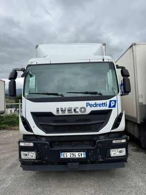 deux camions garés l'un à côté de l'autre dans un parking