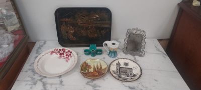 de nombreuses assiettes et tasses sur la table, près de la cheminée