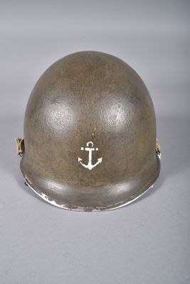 une image représentant un casque orné d'une ancre, posé sur une table