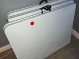 un réfrigérateur blanc avec un bouton rouge dans une pièce