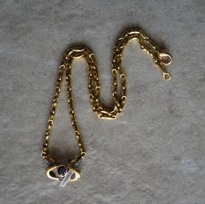 une chaîne en or avec un pendentif en forme de cœur
