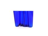 une image représentant un vase en verre bleu sur fond blanc