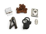 un petit assortiment d'articles comprenant une théière, une théière et d'autres objets