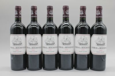 six bouteilles de vin rouge sont alignées