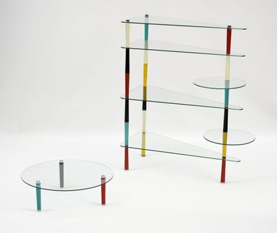 deux tables en verre avec des pieds de couleurs différentes et une étagère en verre