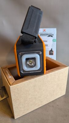 une boîte avec un appareil photo à l'intérieur sur une table