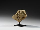 une tête de lion en marbre de style romain