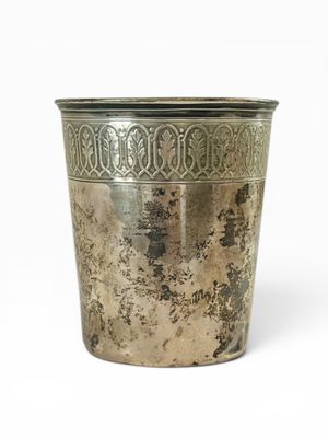 une vieille coupe en argent ornée d'un motif sur le côté