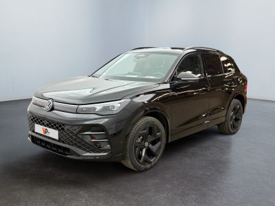 un SUV Volkswagen noir garé dans une pièce au sol noir