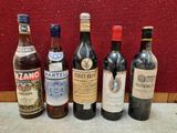 plusieurs bouteilles de vin sont alignées sur un comptoir