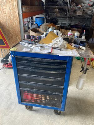 une image d'un établi dans un garage