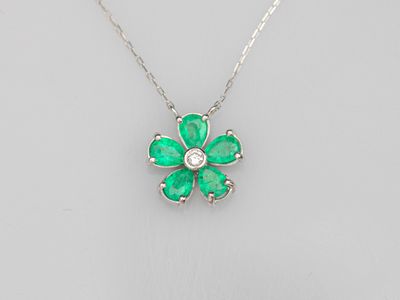 Collier en platine, à maille forçat, orné d'une fleur centré…