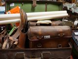 Plusieurs bagages sont empilés les uns sur les autres dans une pièce