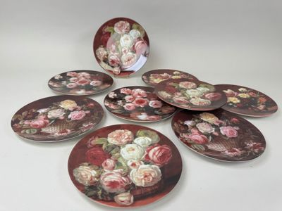 plusieurs assiettes ornées de fleurs, posées sur une surface blanche