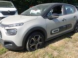 une voiture garée dans l'herbe, près d'autres voitures