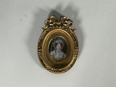 une vieille photo d'une femme en robe bleue dans un cadre doré